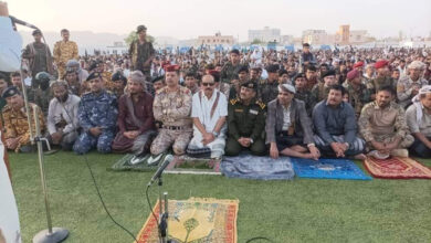 صورة قيادة انتقالي شبوة تودي صلاة عيد الاضحى مع جموع المصلين في عتق