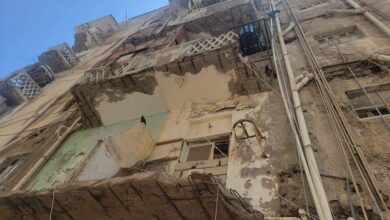 صورة الجاوي يطلع على استعدادات إزالة البلكونات المتهالكة وينفذ نزول ميداني في شوارع المعلا