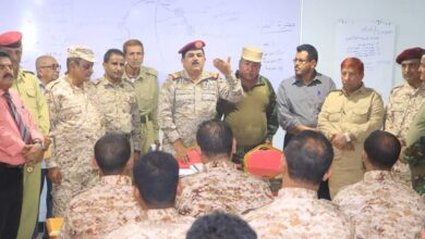 صورة وزير الدفاع يطلع على تأهيل الكوادر الطبية العسكرية في مدرسة الجندوح بالعاصمة عدن