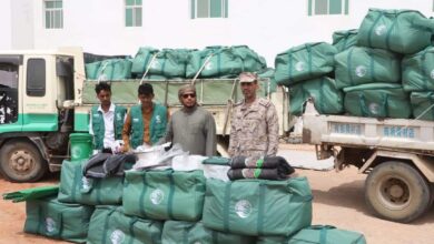 صورة مقدمة من مركز الملك سلمان للإغاثة.. محافظ سقطرى يدشن توزيع الحقائب الإيوائية للمتضررين من السيول