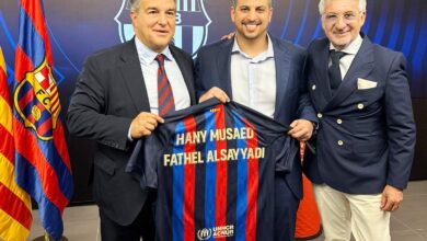 صورة رجل الأعمال اليمني والرئيس التنفيذي لمجموعة البلدي القابضة  يزور نادي برشلونة