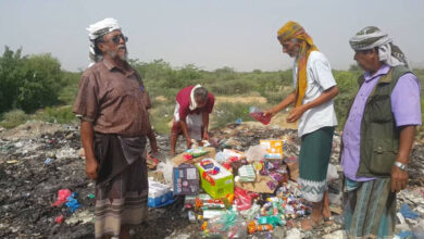 صورة انتقالي لودر والسلطة المحلية يتلفان مواد غذائية منتهية الصلاحية في المديرية
