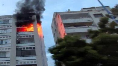 صورة حريق يلتهم شقة سكنية بإحدى عمائر الشارع الرئيسي بالمعلا