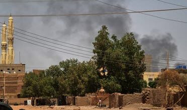 صورة انفجارات واشتباكات وتعزيزات عسكرية في العاصمة السودانية الخرطوم