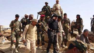 صورة نائب رئيس انتقالي شبوة يتفقد مواقع عسكرية في المصينعة ويشيد بصمود الابطال في مواجهة الإرهاب