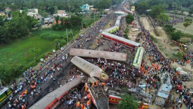صورة السلطات الهندية تبدأ إصلاح خطوط السكك الحديدية بعد وقوع حادث دموي يوم الجمعة