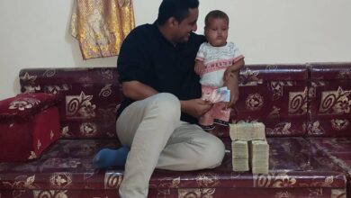 صورة محافظ عدن يقدم مبلغ ( 2 مليون و 500 ألف ريال يمني ) للطفل أمجد الحنشي