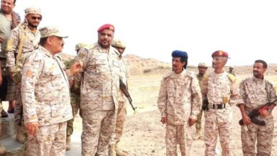 صورة اللواء الركن فضل حسن يطلع على الوضع العسكري وأحوال المقاتلين في محور طور الباحة