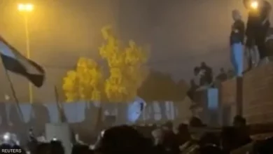 صورة قبل حرق نسخة جديدة من القرآن.. محتجون عراقيون يقتحمون السفارة السويدية ويضرمون النار فيها