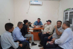 صورة خبراء أمميون يتفقدون غرفة عمليات تفريغ “صافر” في الخوخة