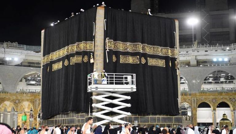 135 110220 installing covering kaaba 700x400