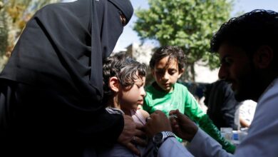 صورة تزايد الإصابات بالحمى والفيروسات في اليمن بسبب ضعف التطعيم