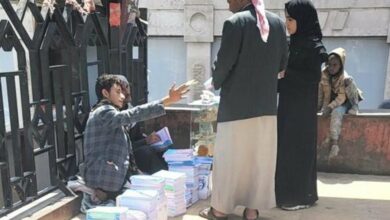صورة اختلال سوق العمل يدفع الجامعيين اليمنيين إلى غير تخصصاتهم