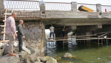 صورة بن جرادي يطلع على أعمال صيانة وترميم جسر صيرة بالمديرية