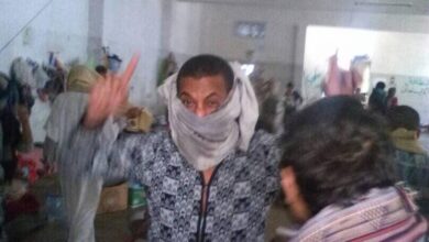 صورة شقيق القيادي الحوثي “المرتضى” يعذب أسرى داخل سجن بصنعاء