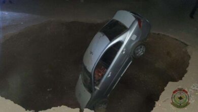 صورة إصابة مواطنين عقب سقوط سيارة في حفرة للصرف الصحي بصنعاء اليمنية