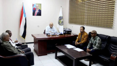 صورة القائم بمهام رئيس تنفيذية انتقالي العاصمة عدن يلتقي مدير التربية والتعليم بالشيخ عثمان