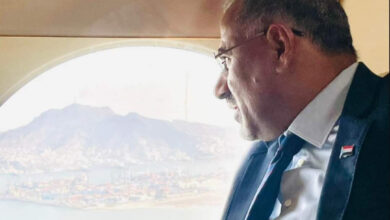 صورة الرئيس الزُبيدي يعود إلى العاصمة عدن بعد زيارات عمل خارجية