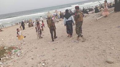 صورة الأجهزة الأمنية بأمن وشرطة ساحل حضرموت تواصل تأمينها للأماكن العامة خلال أيام عيد الأضحى