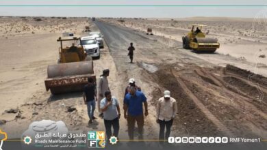 صورة رئيس صندوق الطرق يتفقد سير أعمال مشروع صيانة خط راس عمران _ المخا في لحج