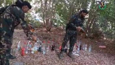 صورة قوات الحزام الأمني تتلف كمية من الخمور المهربة بلحج