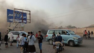 صورة لحج.. مواطنون غاضبون يقطعون الشارع العام في صبر احتجاجاً على انقطاع الكهرباء