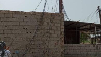 صورة كهرباء عدن (المنطقةالثانية) تواصل حملة إزالة الربط العشوائي والمزدوج بمنطقة البساتين (مديرية دارسعد)