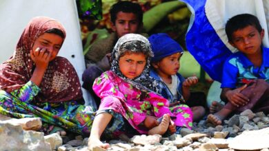 صورة السفير البريطاني: القيود الحوثية تمنع المنظمات الدولية من الوصول للمحتاجين