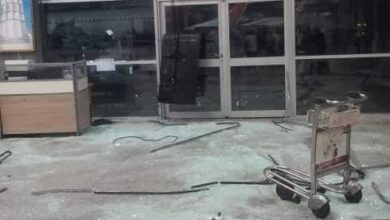 صورة رياح شديدة تحطم واجهة مطار عدن وإصابة مسافرين