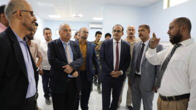 صورة وزير الصحة يطلع على سير التحضير لتجهيز مستشفى عدن التعاوني الخيري