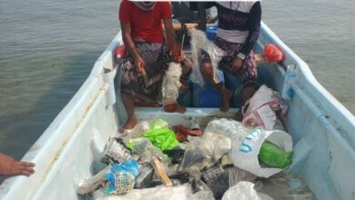 صورة الحملة الأمنية براس العاره تلقي القبض على قارب محمل اسلحة وذخائر
