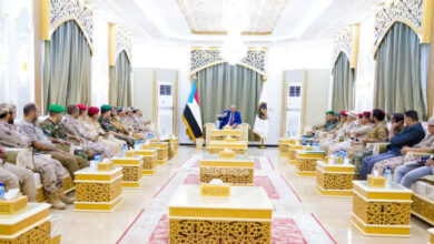 صورة الرئيس الزُبيدي يترأس اجتماعا للقادة العسكريين والأمنيين بمحافظة الضالع