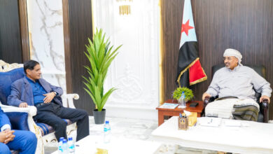 صورة الرئيس الزُبيدي يناقش مع اللواء البحسني سُبل تعزيز الجبهة الداخلية