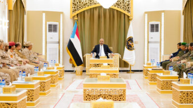 صورة الرئيس الزُبيدي يرأس اجتماعا للقادة العسكريين والأمنيين بمحافظة لحج