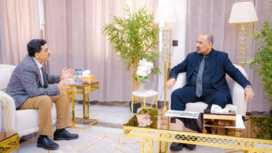 صورة الرئيس الزُبيدي يطّلع على أوضاع سفارة بلادنا بدولة الكويت