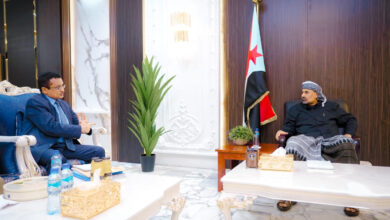 صورة الرئيس الزُبيدي يؤكد دعمه للجهود الهادفة لإيجاد حل دائم لمشكلة النزوح