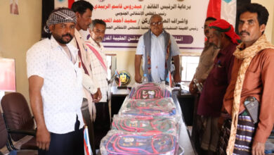 صورة انتقالي يبعث يدشن توزيع الحقيبة المدرسية على الأسر الفقيرة في المديرية