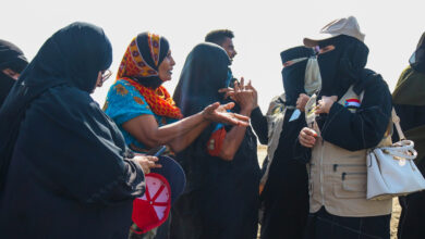 صورة الأمانة العامة تتفقد النساء العاملات في مجال الاصطياد السمكي بمنطقة رأس عمران بالعاصمة عدن