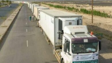 صورة “مركز الملك سلمان” يعلن عبور 100 شاحنة إغاثة عبر منفذ الوديعة