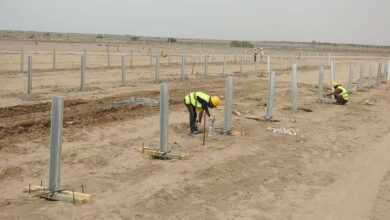 صورة فريق مراقبة ومتابعة المشاريع في مكتب النائب المحرمي يطَّلع على سير العمل بمحطة الطاقة الشمسية الإماراتية بالعاصمة عدن