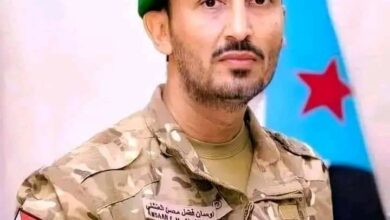 صورة قائد قوات العاصفة الرئاسية يُعزَّي الإعلامي منصور صالح بوفاة والدته