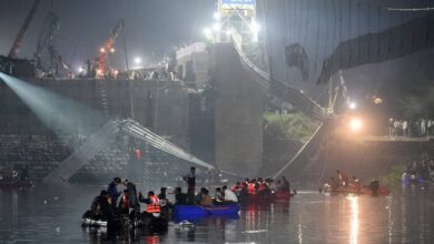 صورة مقتل 17 شخصاً إثر انهيار جسر قيد الإنشاء في الهند