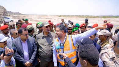 صورة الرئيس الزُبيدي يطّلع على سير الأعمال الإنشائية بسد وادي حسّان