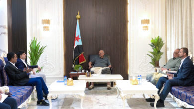 صورة الرئيس الزُبيدي يطّلع على سير عمل الهيئة التنفيذية لانتقالي المهرة
