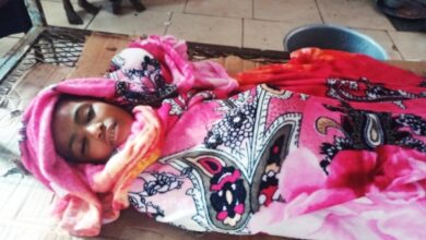 صورة وفاة طفلة وإصابة أسرتها بسبب سقوط سلك كهربائي بزنجبار