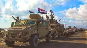 صورة القوات الجنوبية تُحكم السيطرة الكاملة على معسكر الحجلة التابع لتنظيم القاعدة في أبين