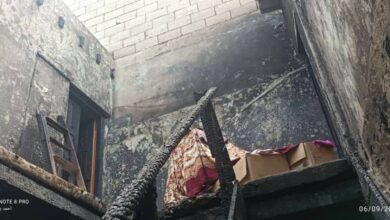 صورة أسرة عدنية تعرّضَ منزلها لحريق تناشد السلطة المحلية