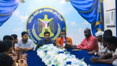 صورة رئيس تنفيذية انتقالي حضرموت يلتقي فريق نادي خيبل المهرة لكرة القدم