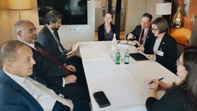 صورة الرئيس الزُبيدي يبحث مع رئيسة اللجنة الدولية للصليب الأحمر سُبل توسيع تدخلات بعثتها في بلادنا