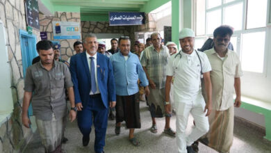 صورة فريق هيئة الرئاسة يزور مستشفى قشن ويطلع على خدماته الصحية